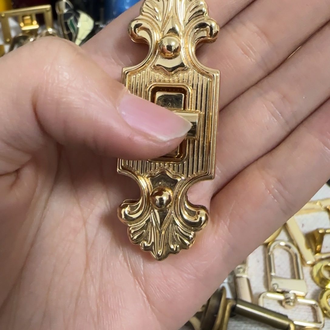 金色扭锁15元2个.