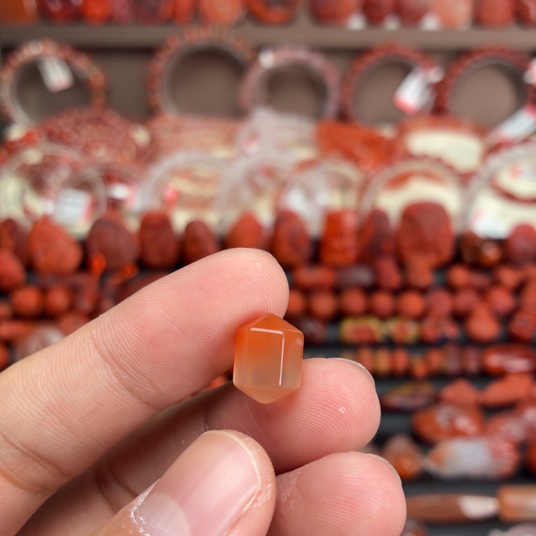 南红玛瑙未镶嵌颈饰六棱珠