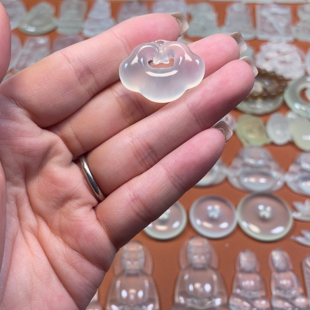 一***熊蛇纹石玉未镶嵌颈饰