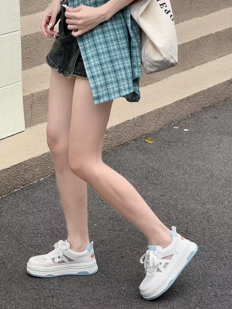 亮点女人2025新款大码夏季网透真皮厚底超轻女士小白鞋37-43码
