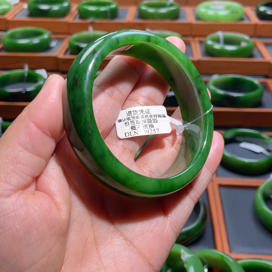和田玉（碧玉）未镶嵌手镯辣阳绿5758