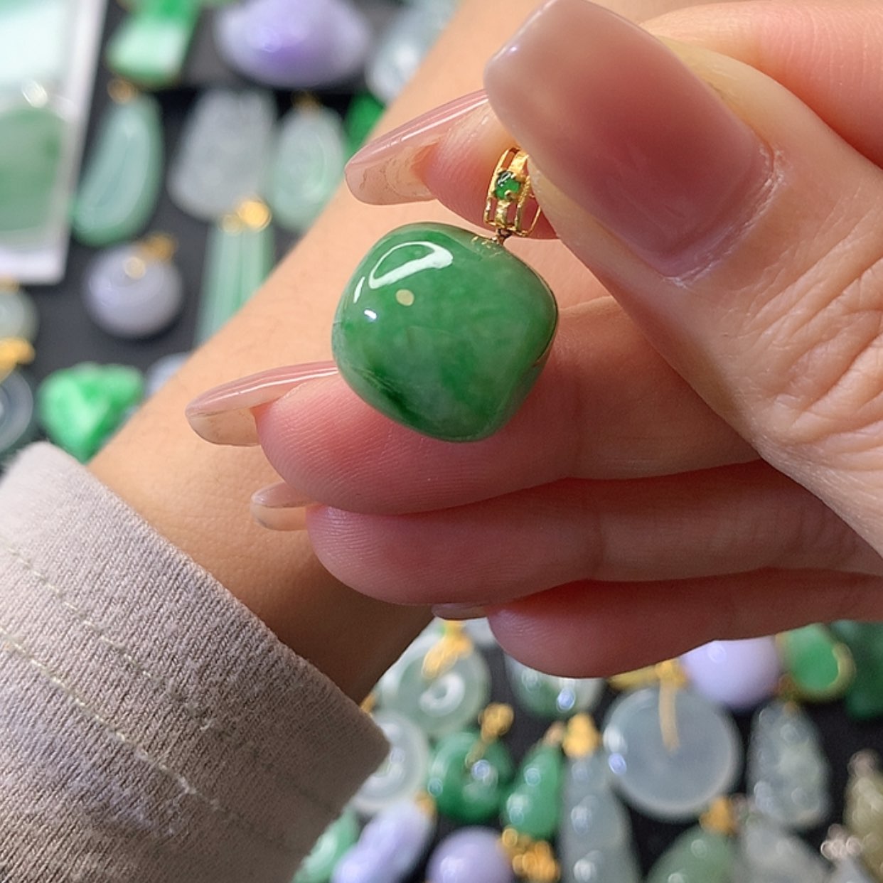 【闪购商品】翡翠吊坠(赠链)18K金镶嵌