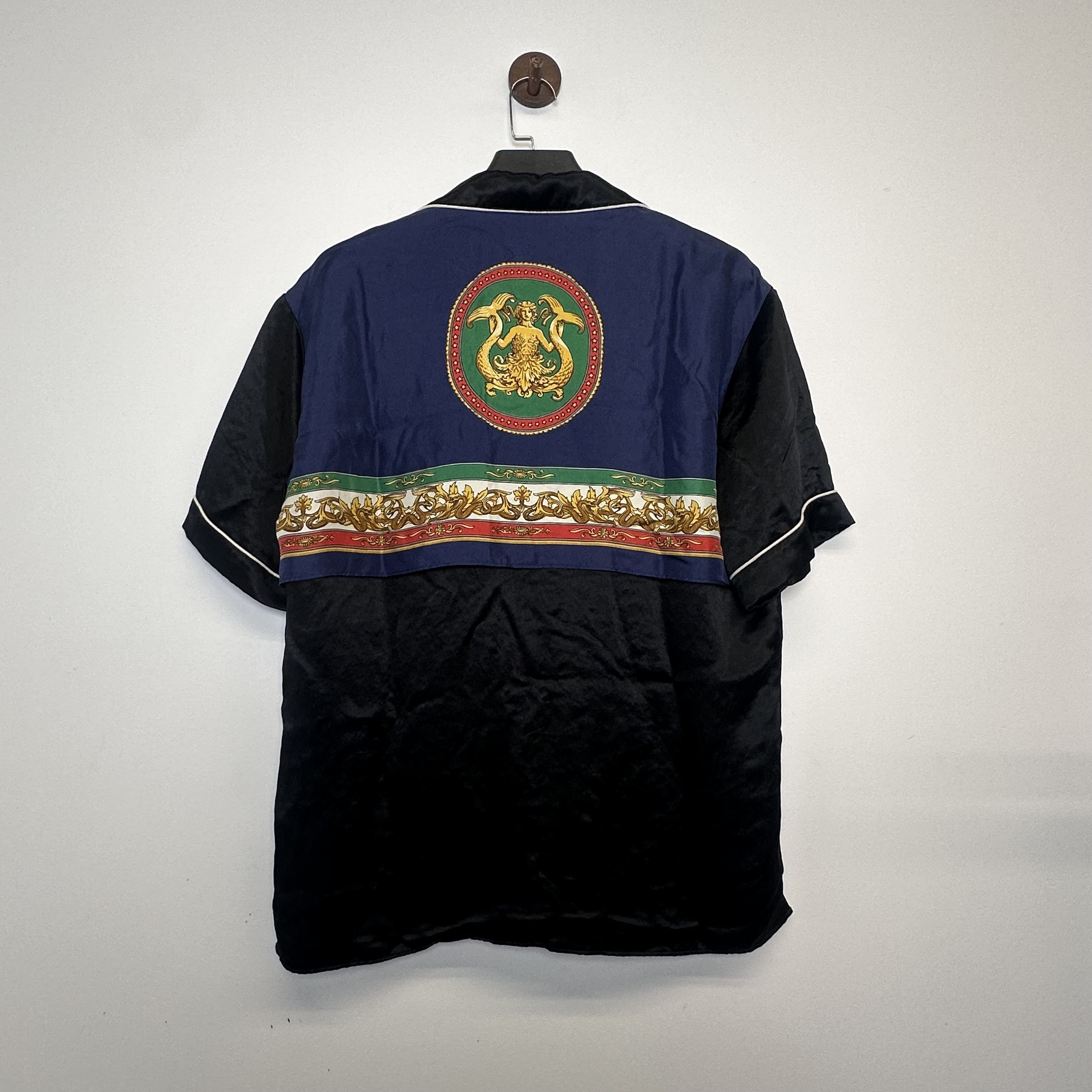 全新未使用 GUCCI/古驰 SS23背面印花单排扣休闲短袖丝绸衬衫/50