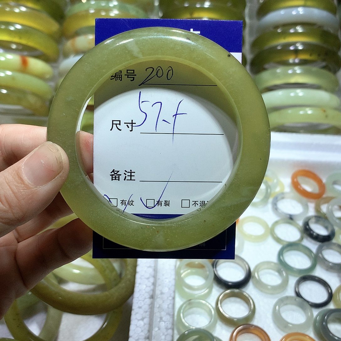 蛇纹石玉手镯未镶嵌