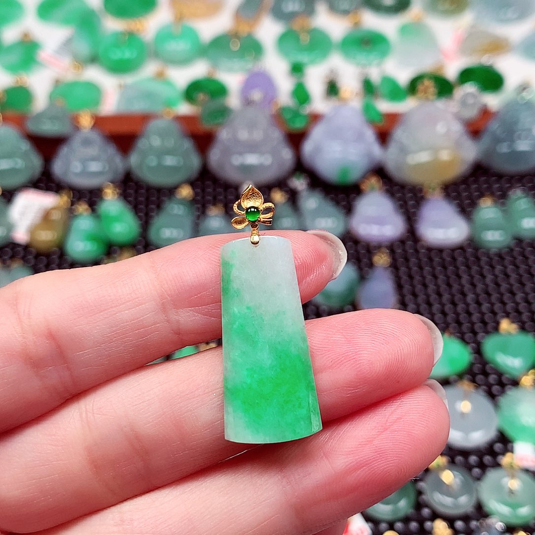 悠***然翡翠18K金镶嵌颈饰