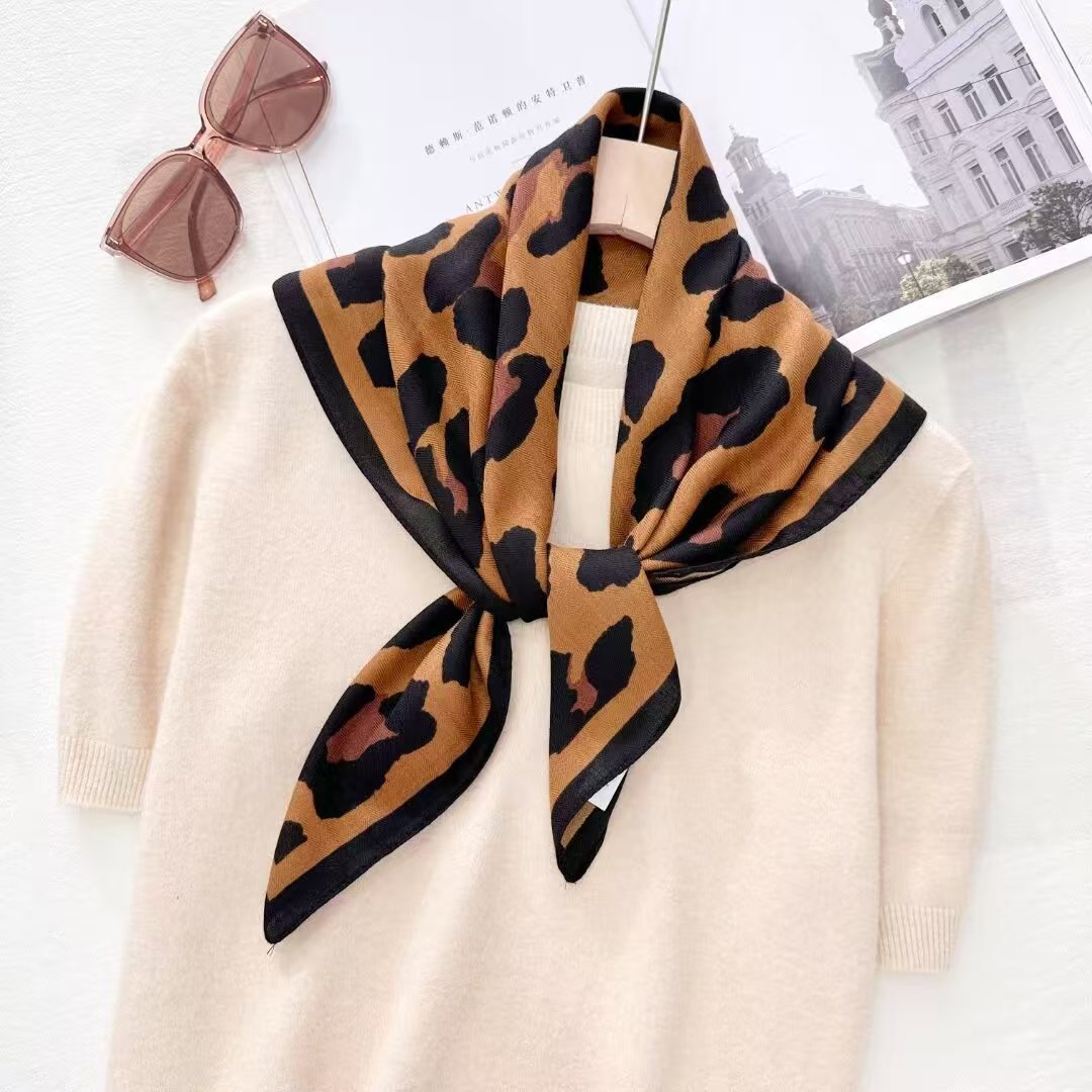 福利款 宠粉 (时尚豹纹)绵柔围巾70方巾#A-5053