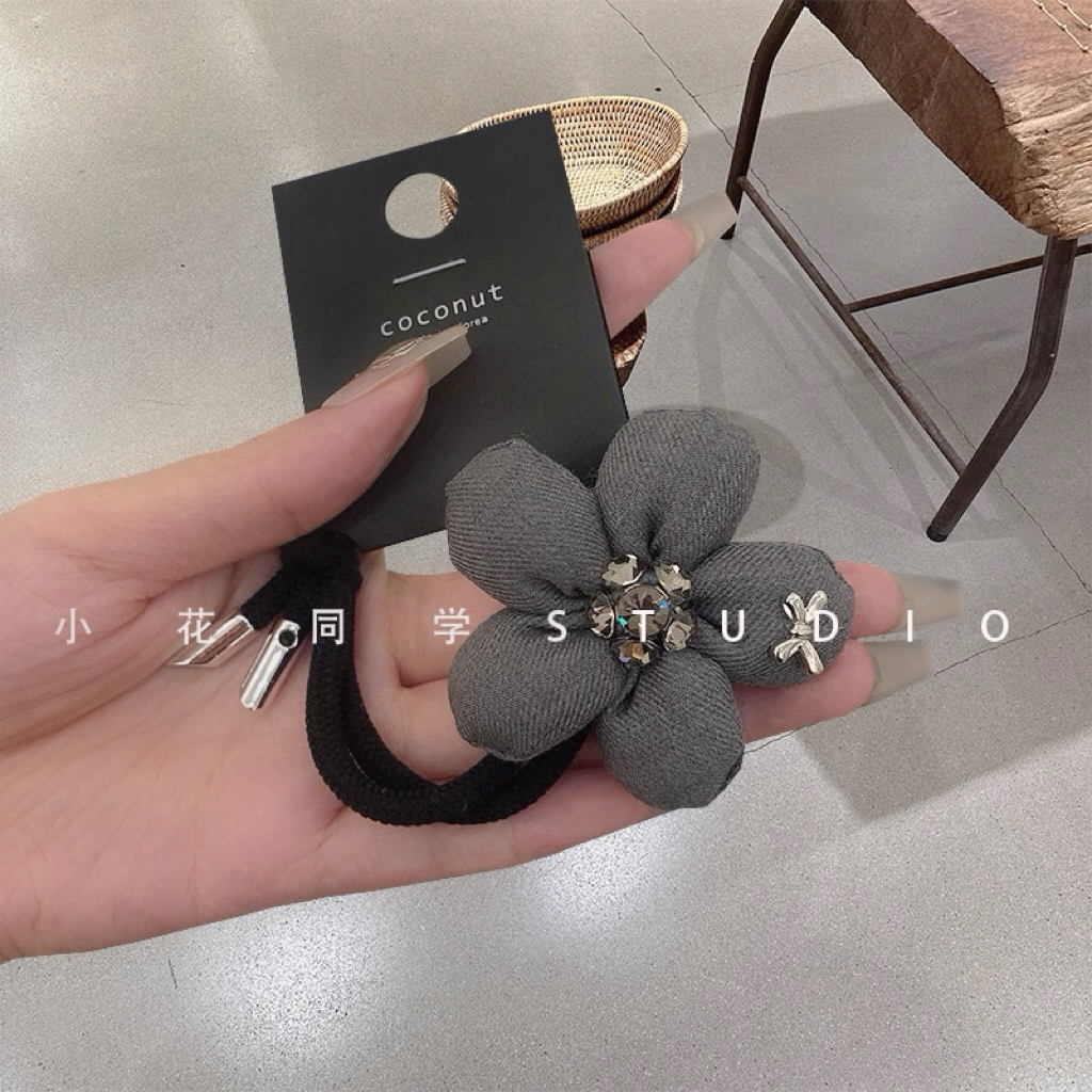 韩国发饰2024新款小香风灰色西服面料花朵造型枪灰色水钻皮筋发圈