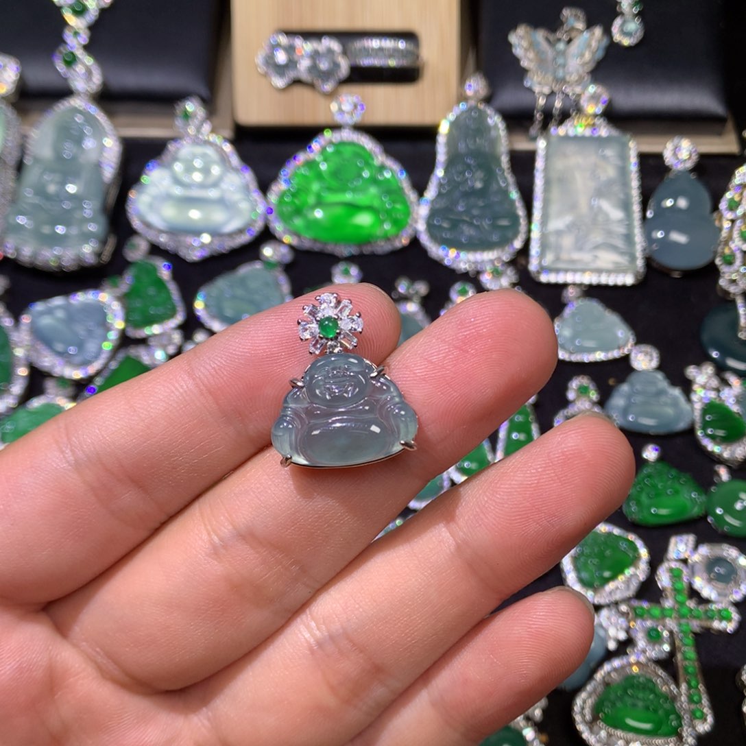 翡翠未镶嵌吊坠(赠链)