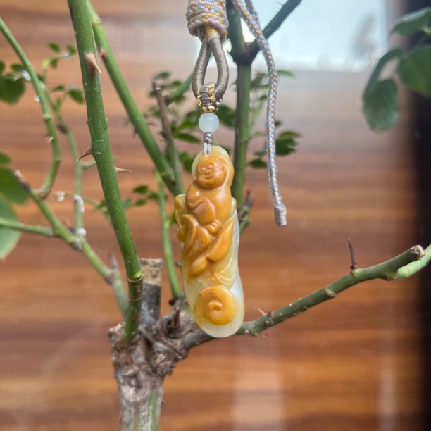 和田玉黄沁带白玉种如意候