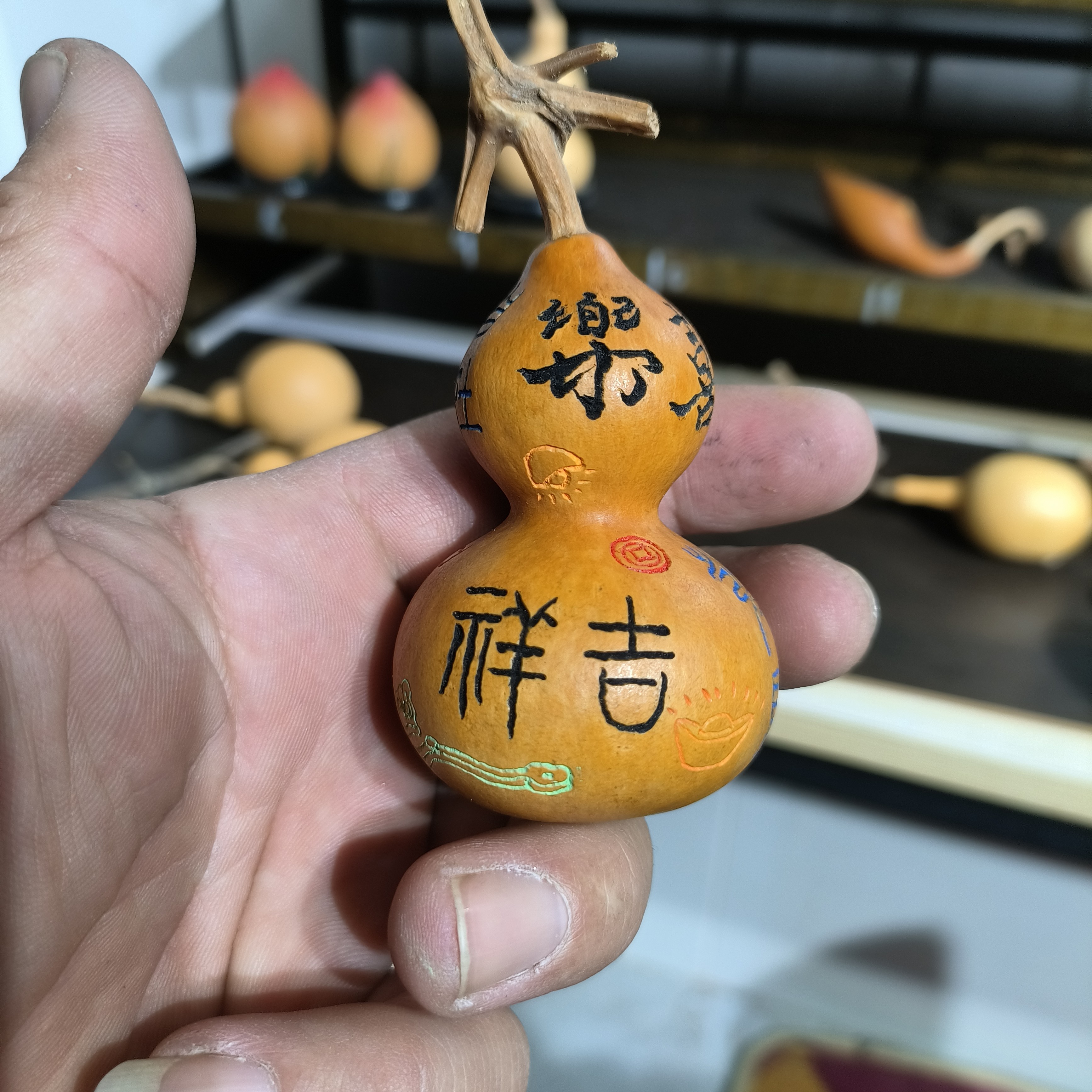 手捻葫芦手工雕刻书法手把件。