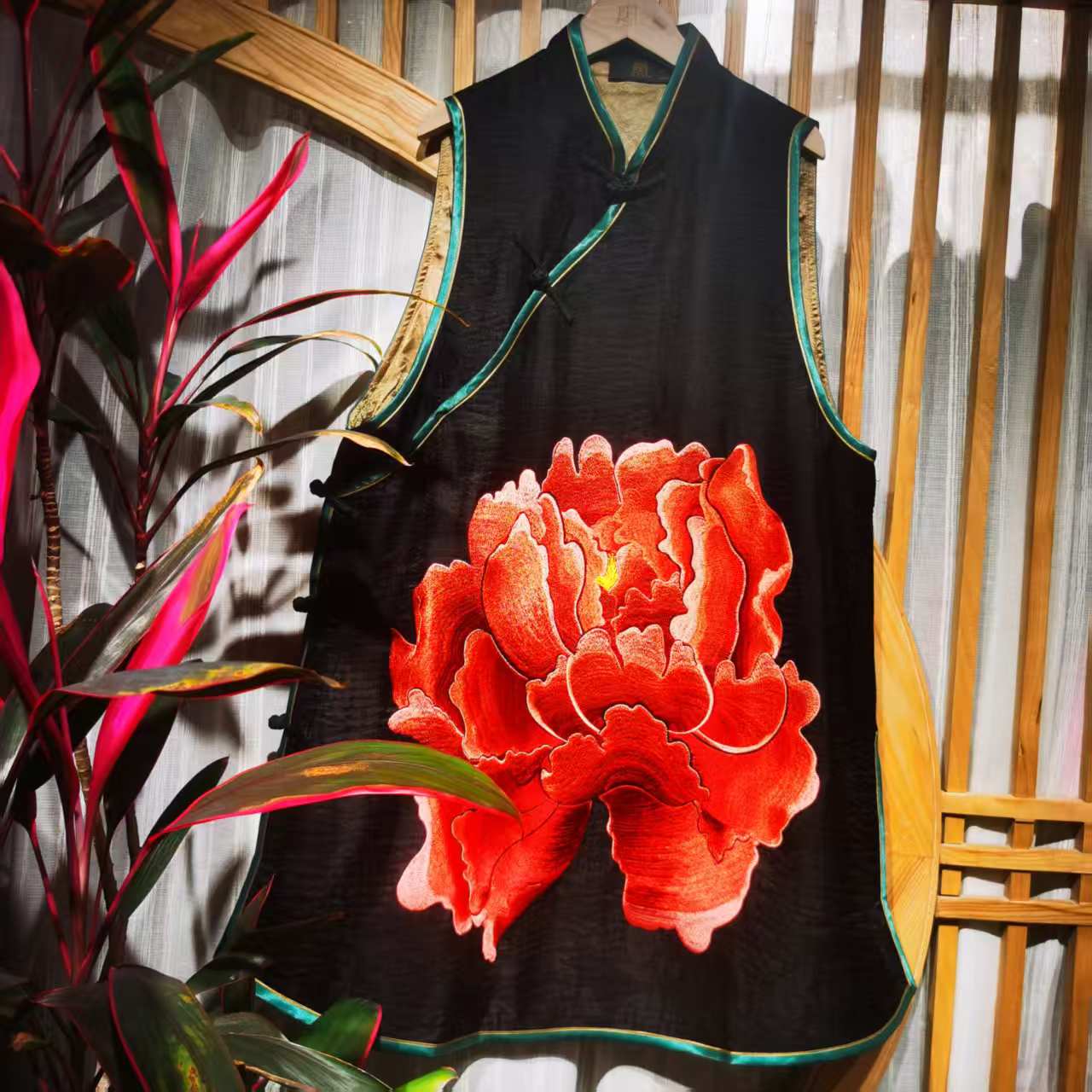 凤徕兮私人定制黑色福禄底红牡丹花刺绣斜襟盘扣马甲（HM1076-1）