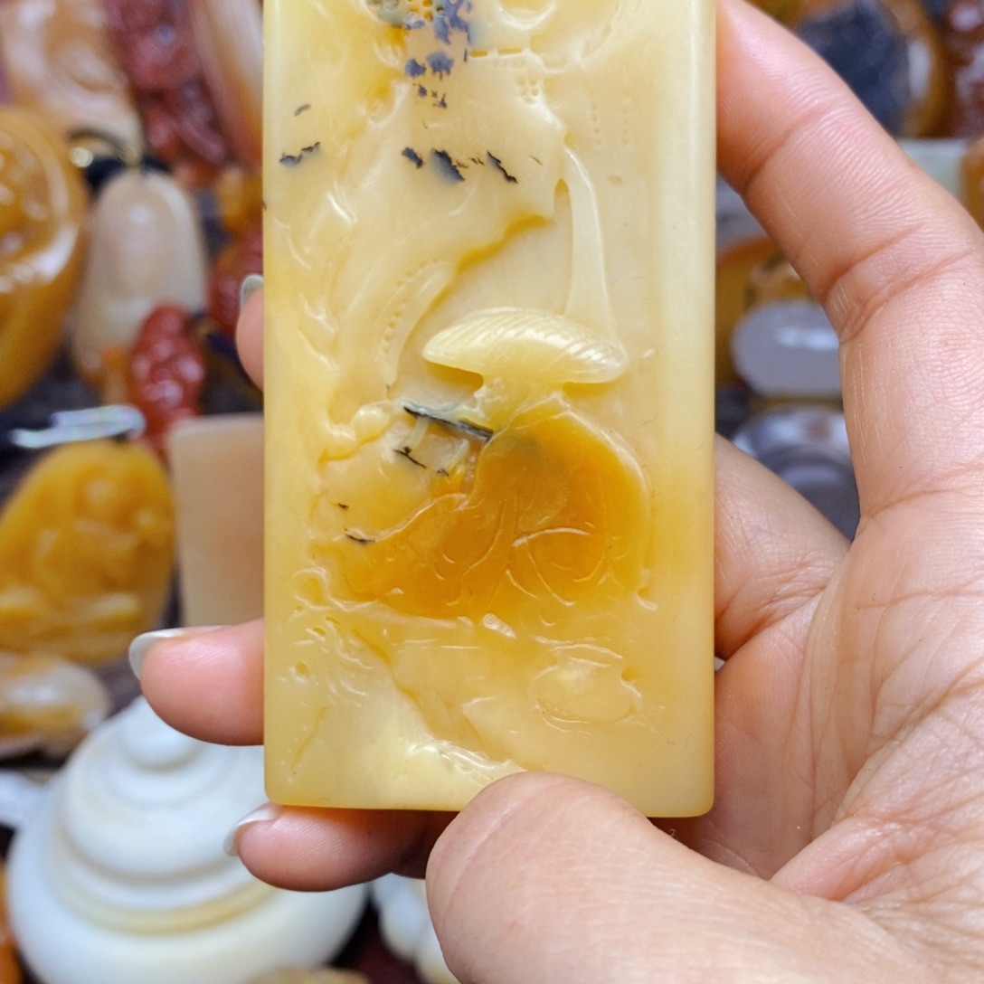 石英质玉（黄龙玉）颈饰未镶嵌