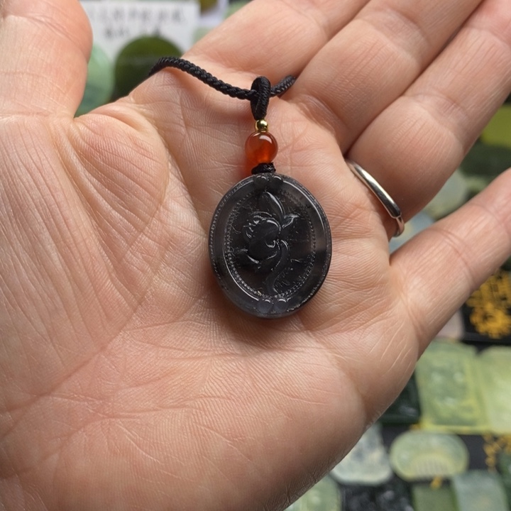 蛇纹石玉颈饰合金