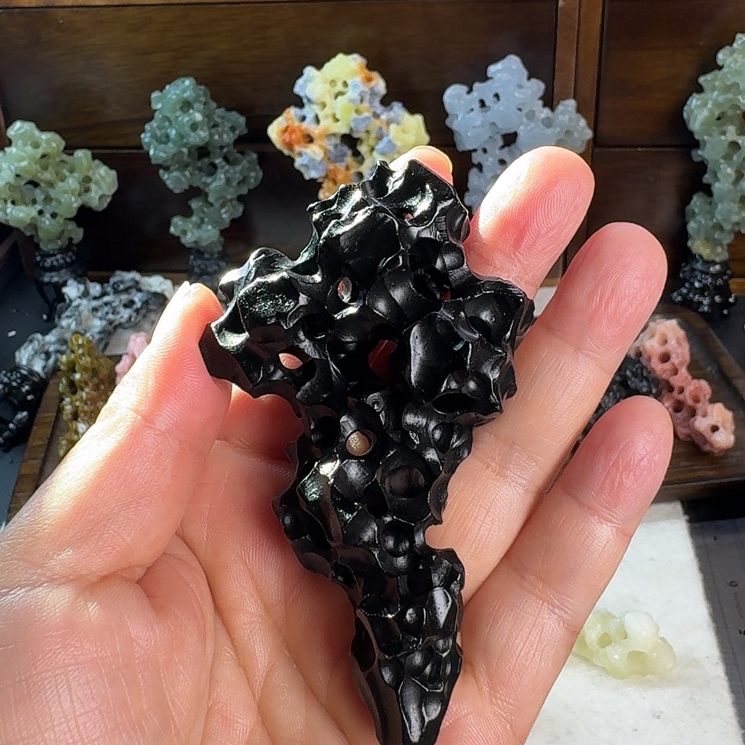 飞***龙云南石墨晶黑小山子