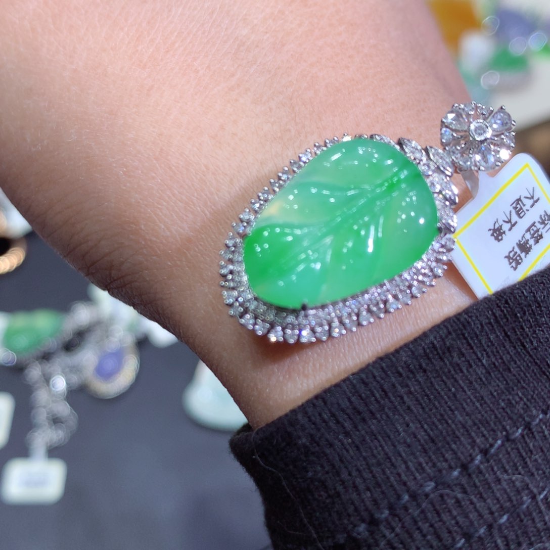 翡翠吊坠(赠链)18K金镶嵌