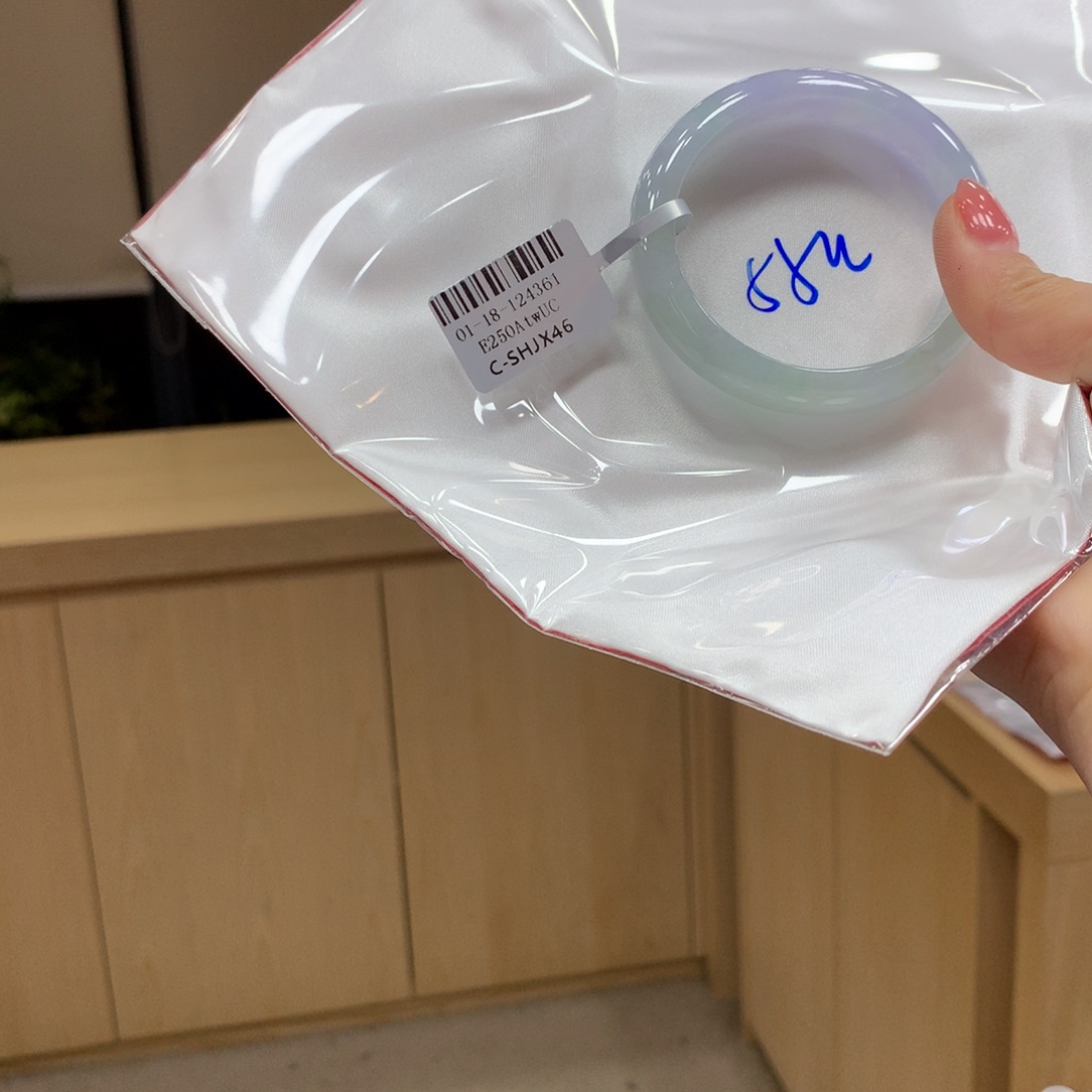 翡翠手镯未镶嵌不退不换