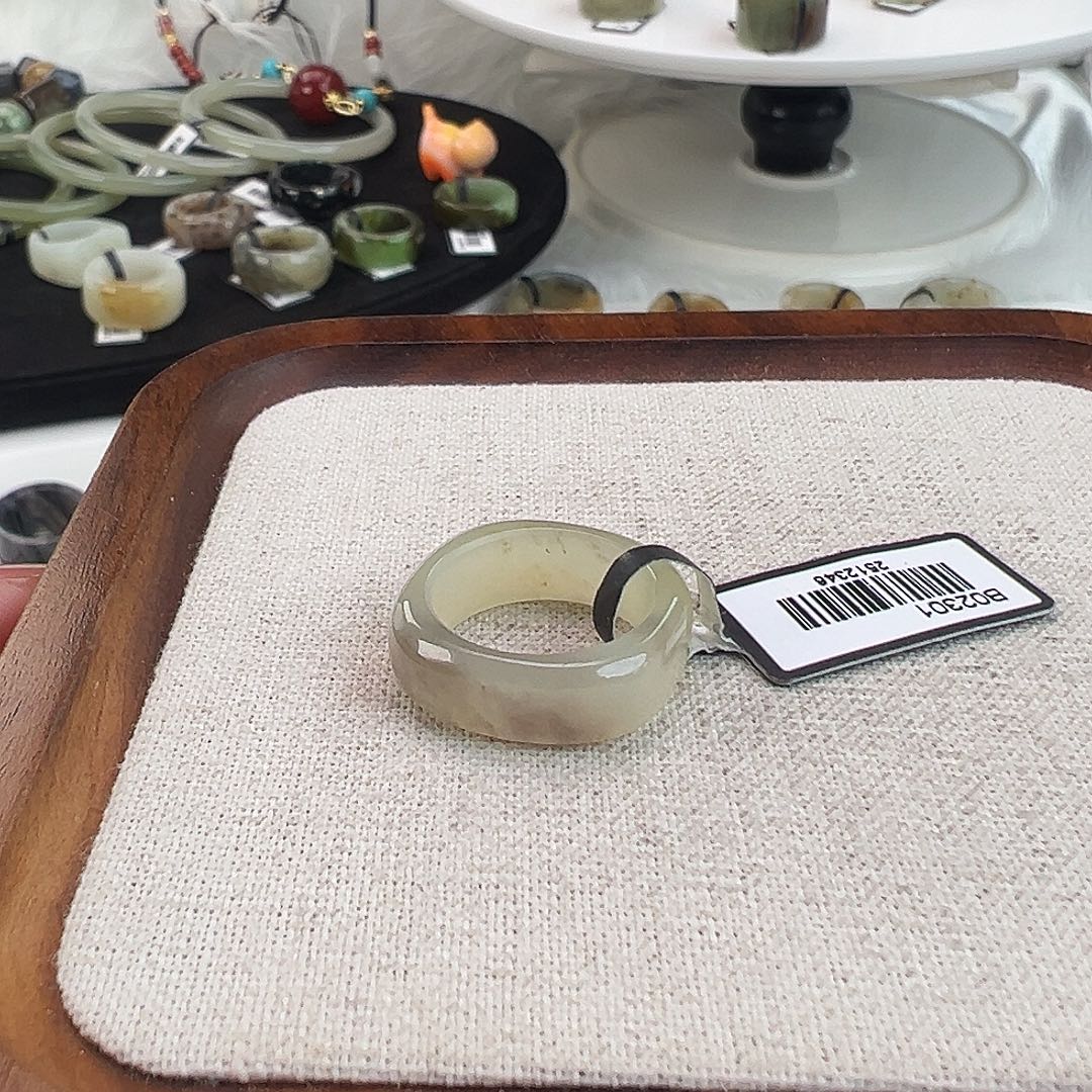 和田玉未镶嵌戒指w23蜂蜜水飘紫方圆16.0不退换