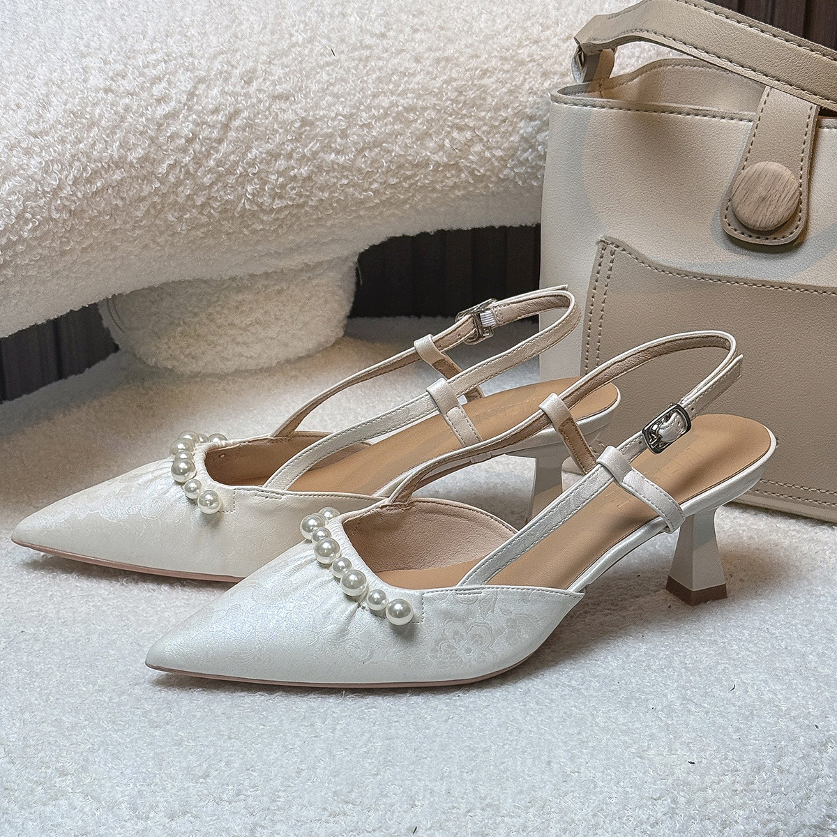 百搭时装凉鞋中跟珍珠夏季时尚高跟时装气质细跟尖头女