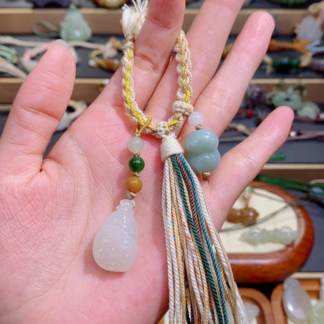 和田玉未镶嵌颈饰旺**仙