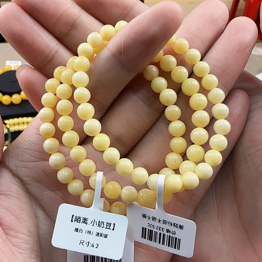 琥珀裸石未镶嵌多样性发其一