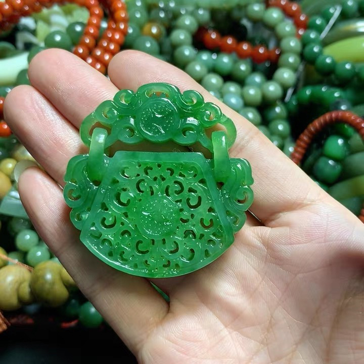 天然和田玉碧玉俄碧冰阳绿仿古镂空福字锁形吊坠挂件传家宝珍藏品