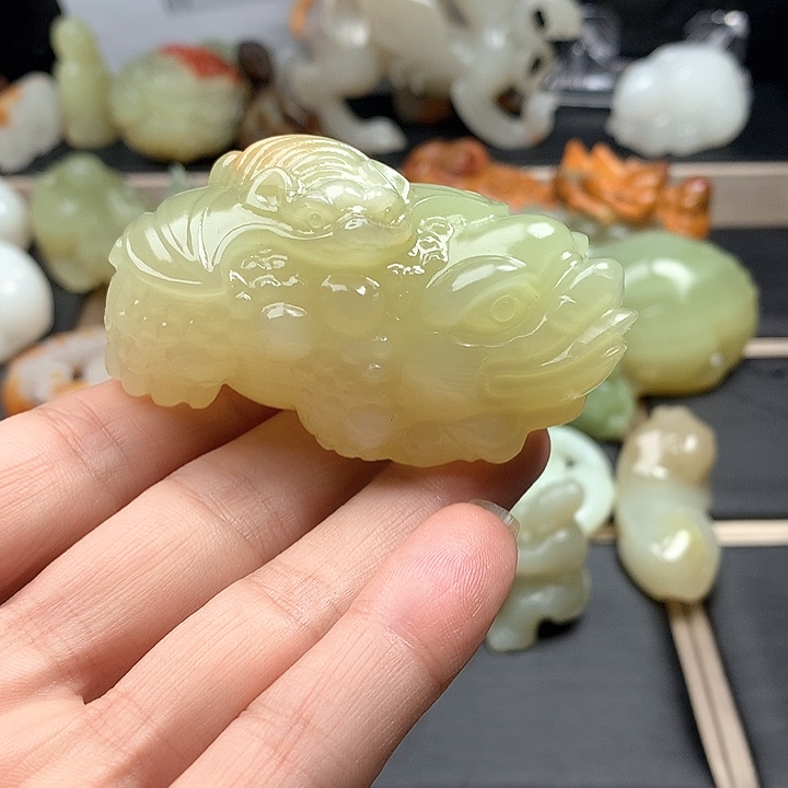 石英质玉颈饰未镶嵌摄**峰