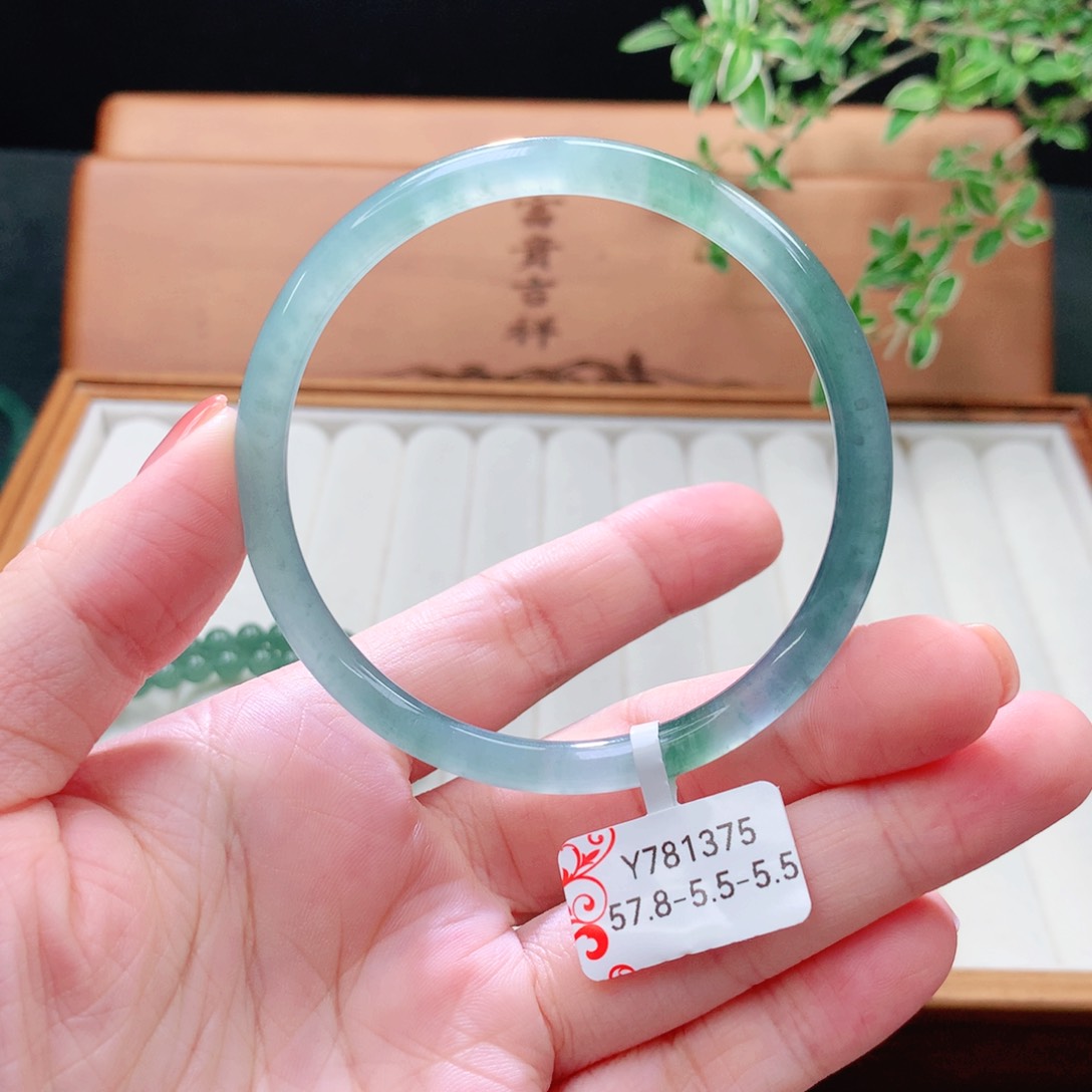 未镶嵌手镯（圆镯）翡翠