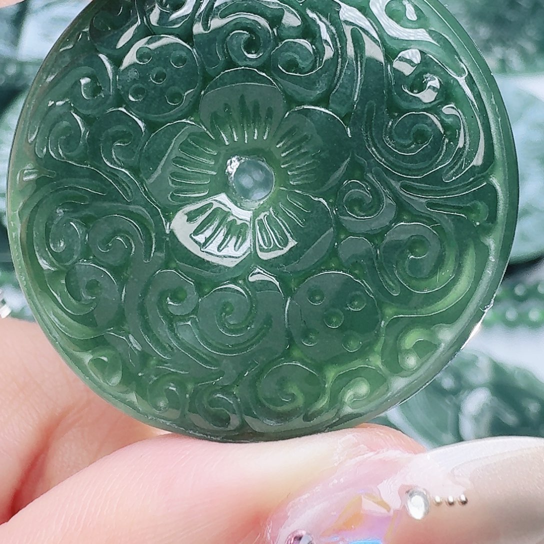 翡翠未镶嵌颈饰多样性发其一