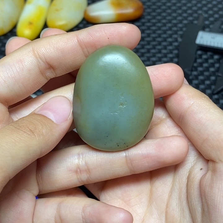 和田玉未镶嵌把件