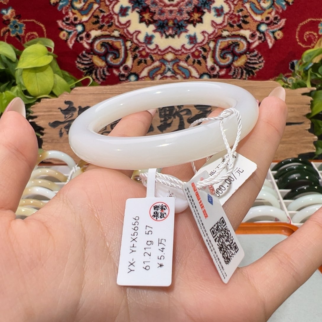 未镶嵌手镯和田玉时尚和田玉手镯 胖圆福镯时尚款