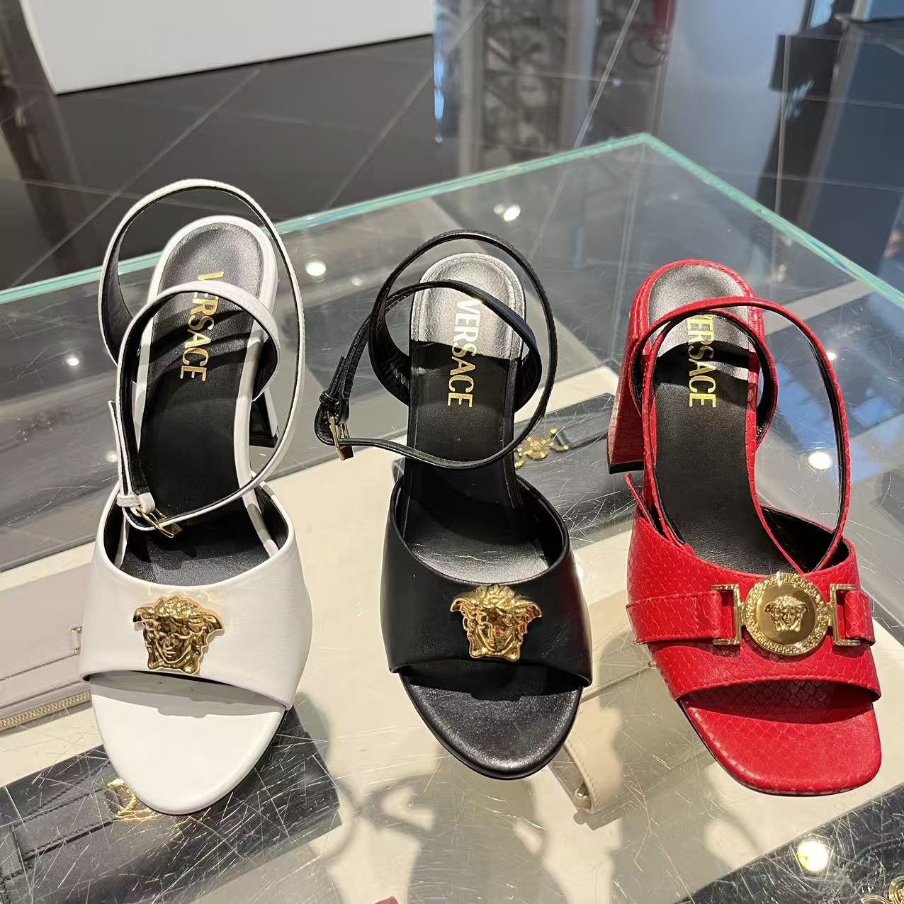 未使用 VERSACE/范思哲 女鞋美杜莎金扣凉鞋多色高跟鞋时尚