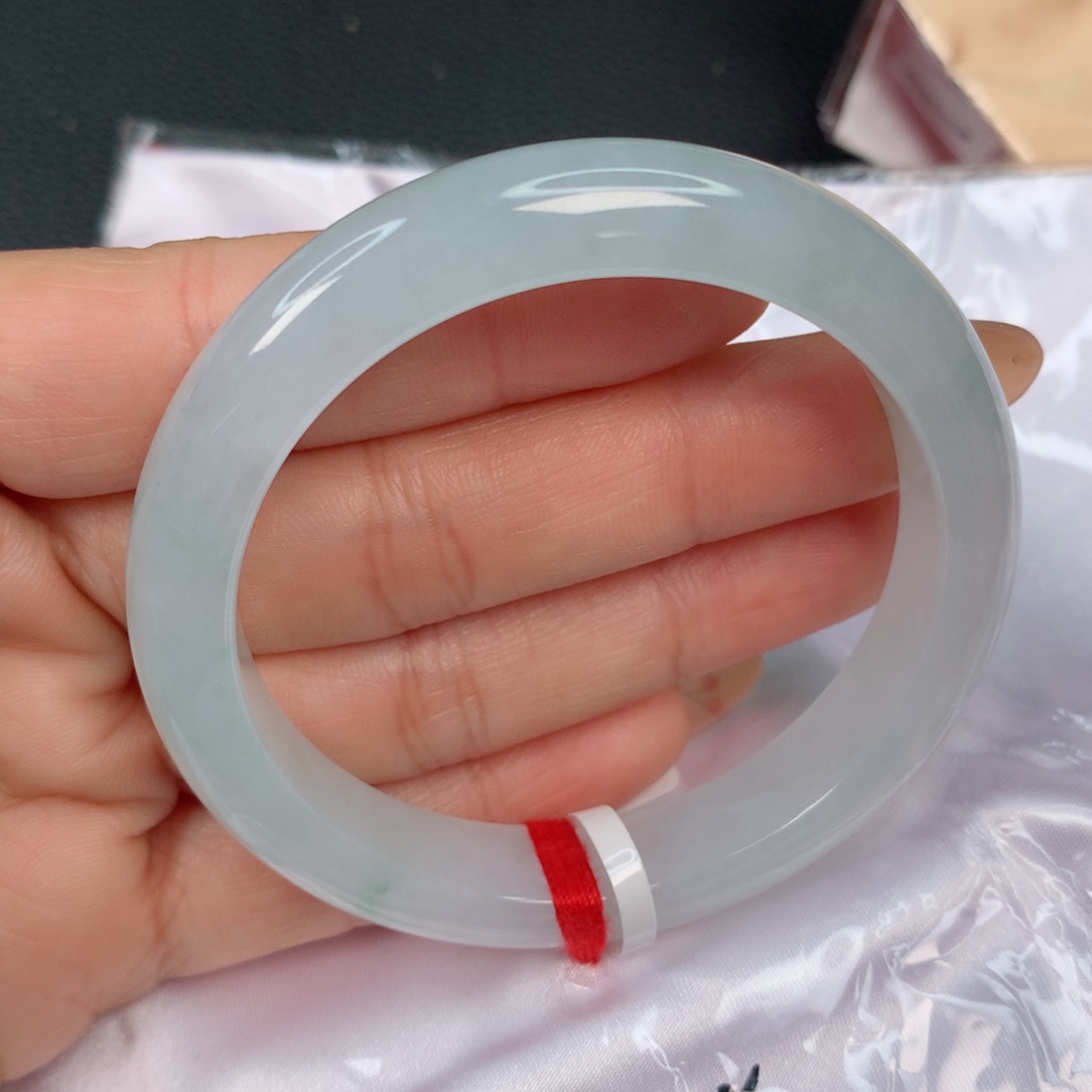 翡翠手镯未镶嵌…………