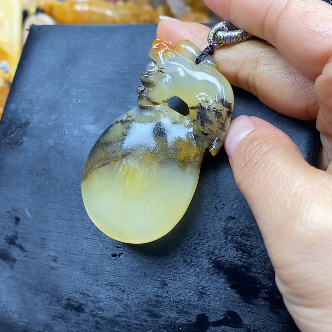 石英质玉（黄龙玉）颈饰未镶嵌