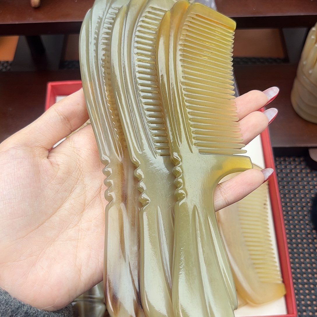 纯手工制作纯牛角梳子