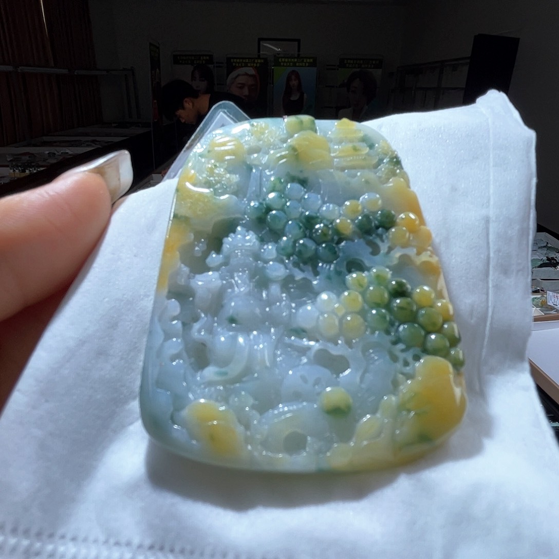 翡翠未镶嵌颈饰一