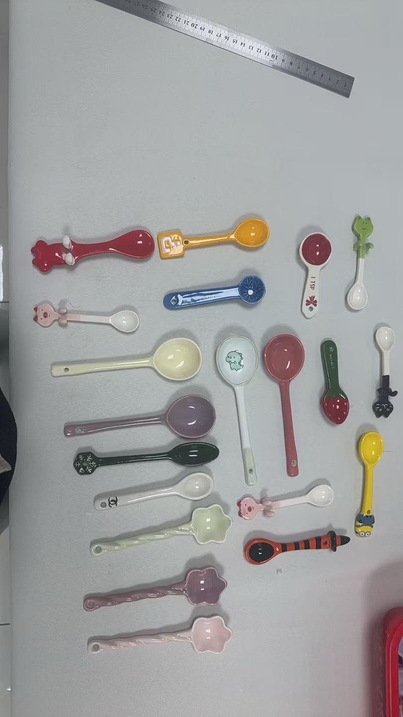 随机陶瓷勺子一个，默认微瑕，满18包邮