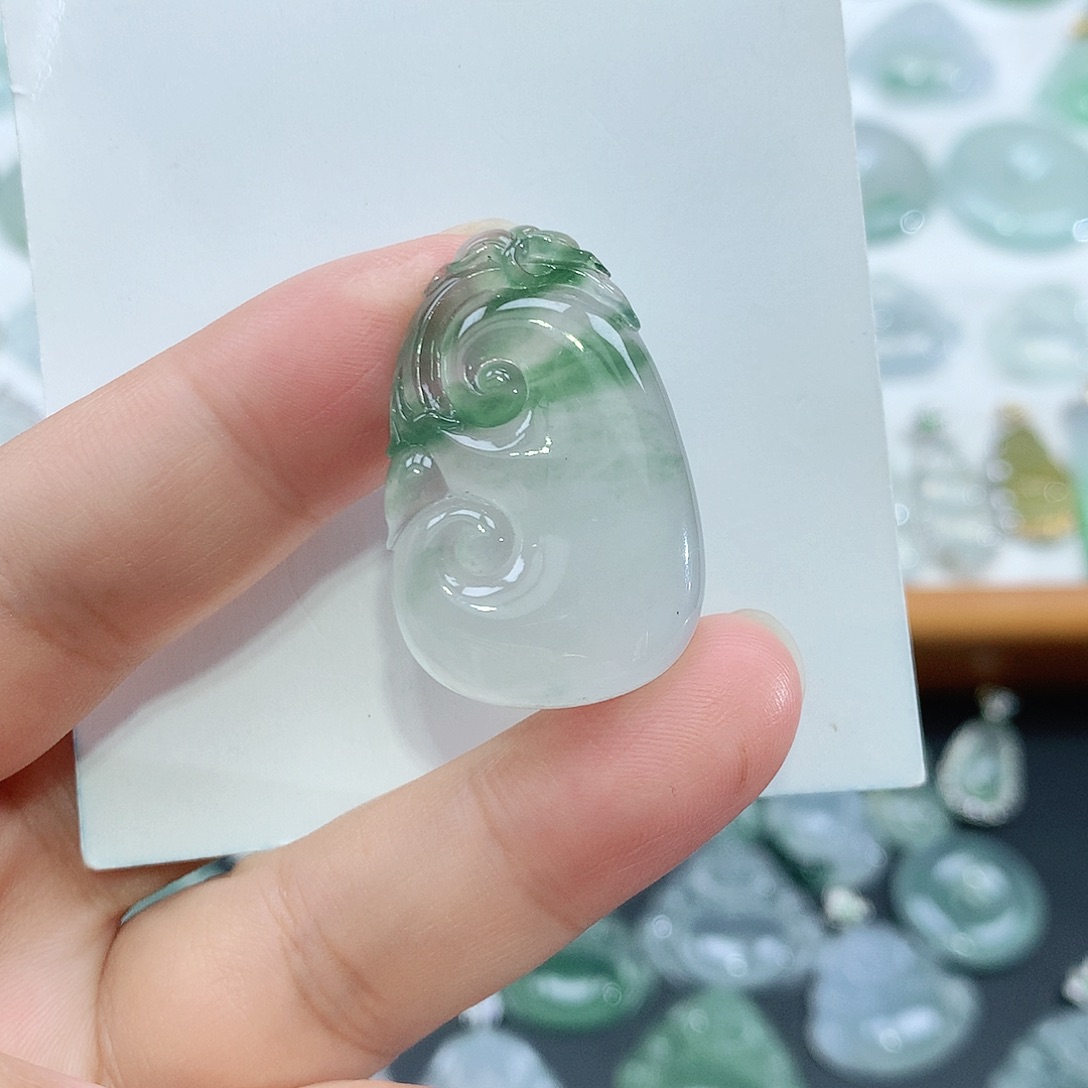 翡翠未镶嵌颈饰如意