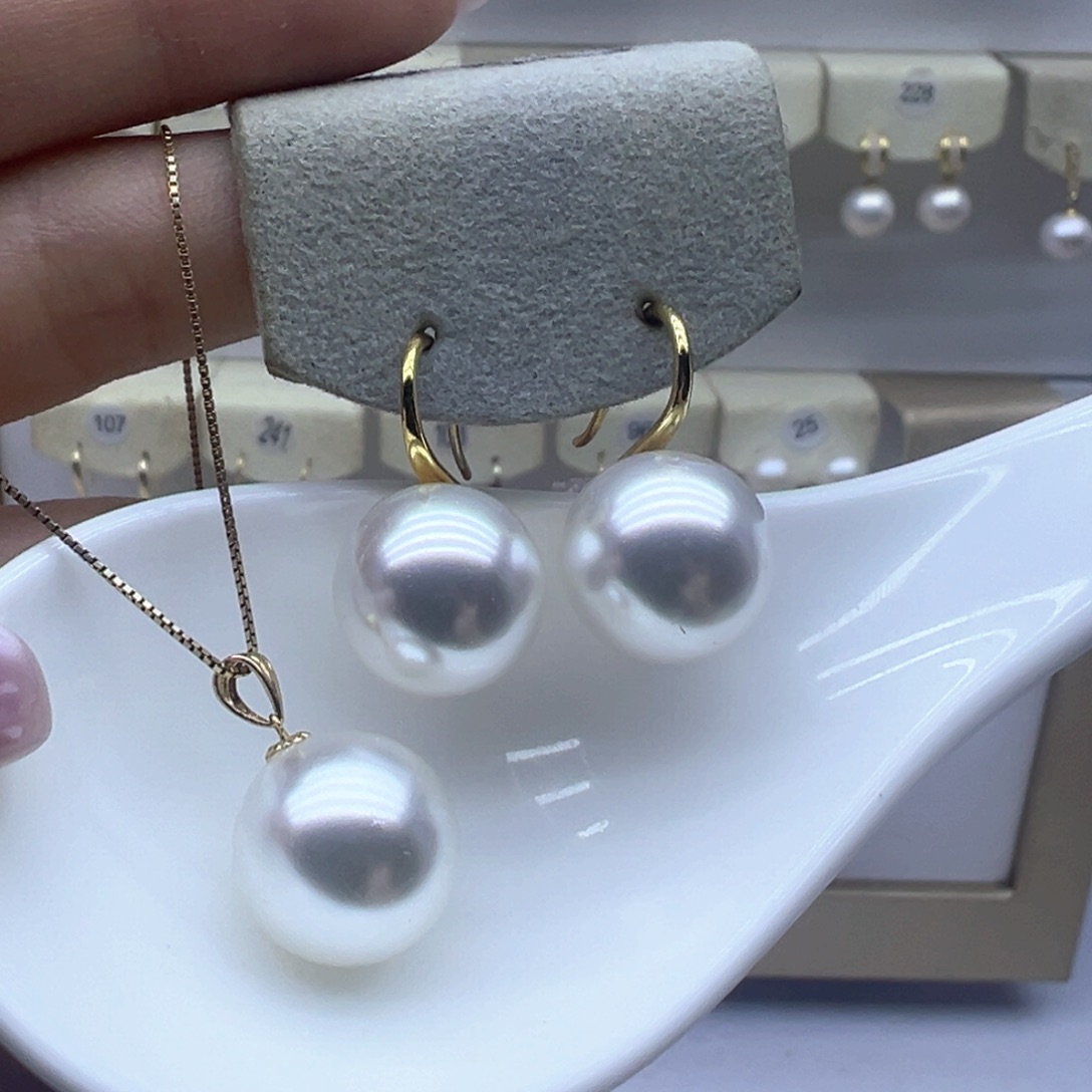 淡水珍珠18K金镶嵌吊坠(赠链)