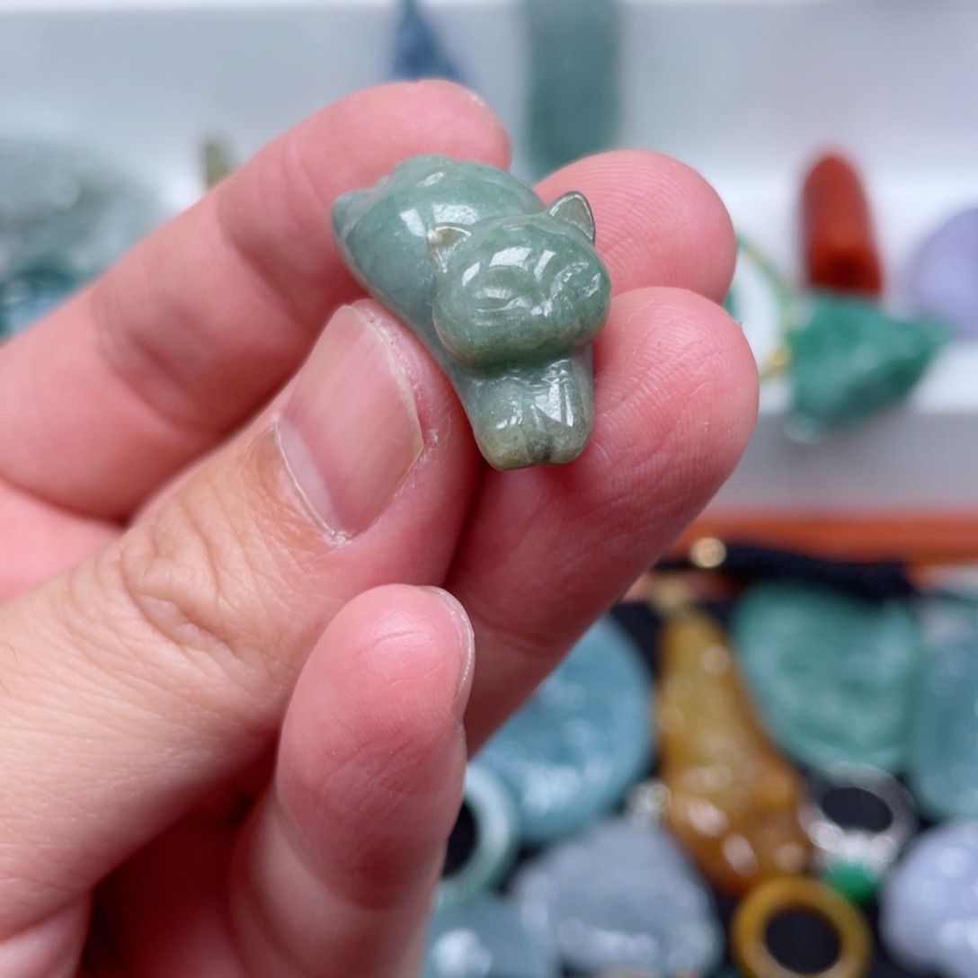 翡翠颈饰未镶嵌小猫