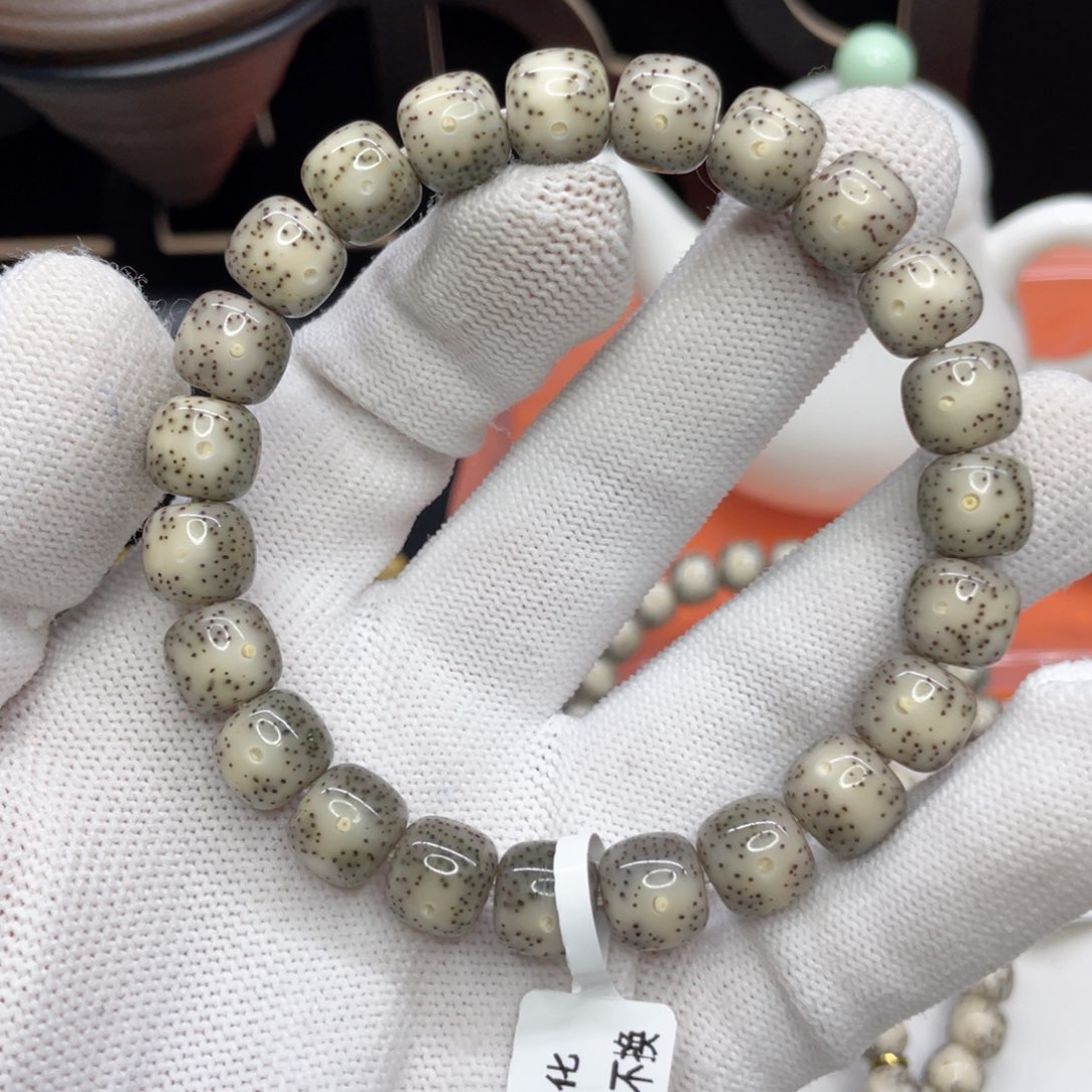 星月菩提手串一**往193。10/9灰绿果冻牛毛星毕业