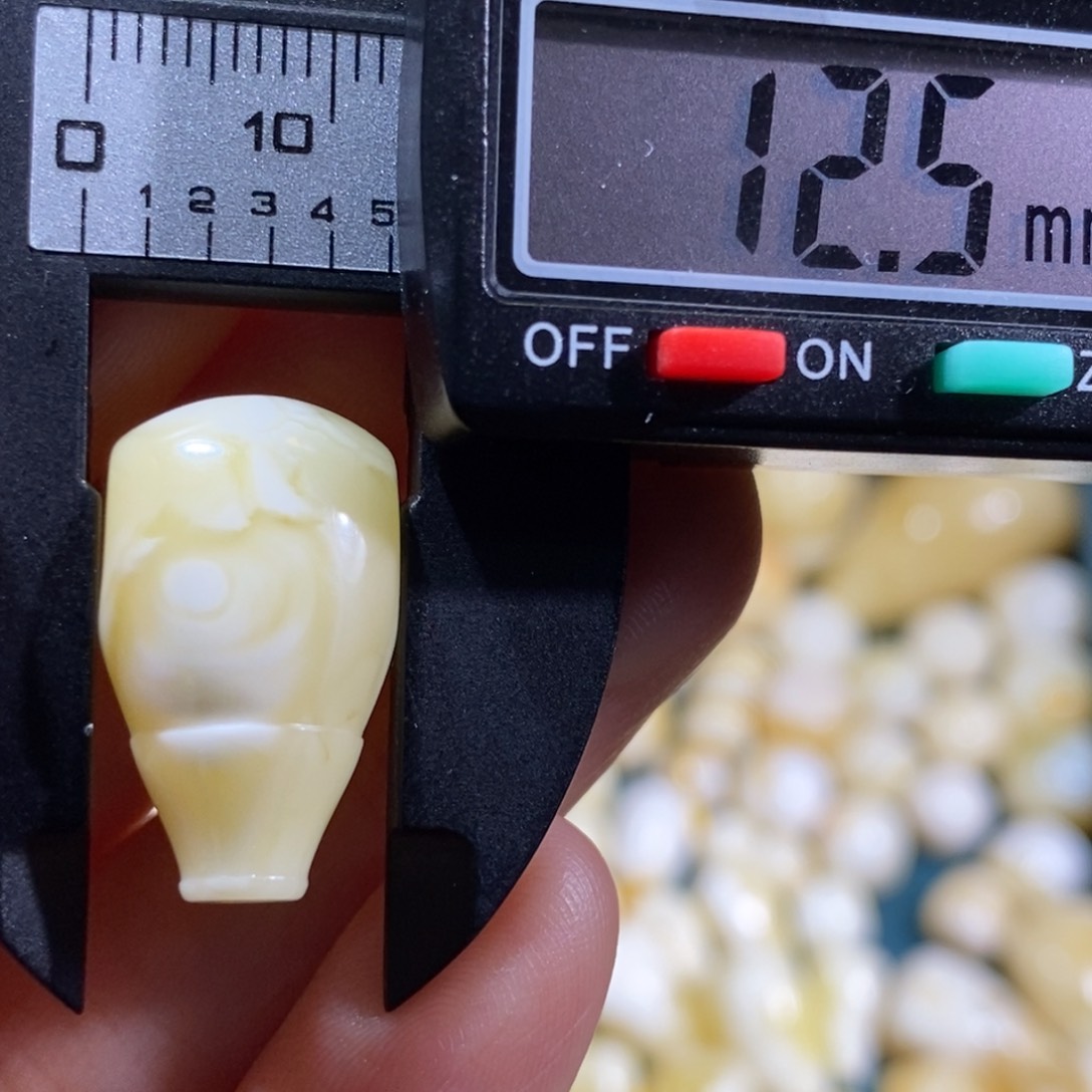 琥珀裸石未镶嵌配饰