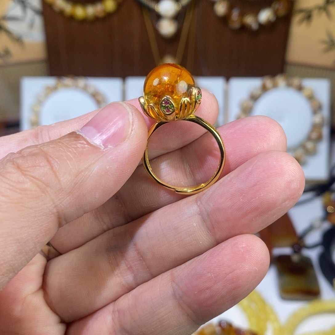 手工蜜蜡戒指一个