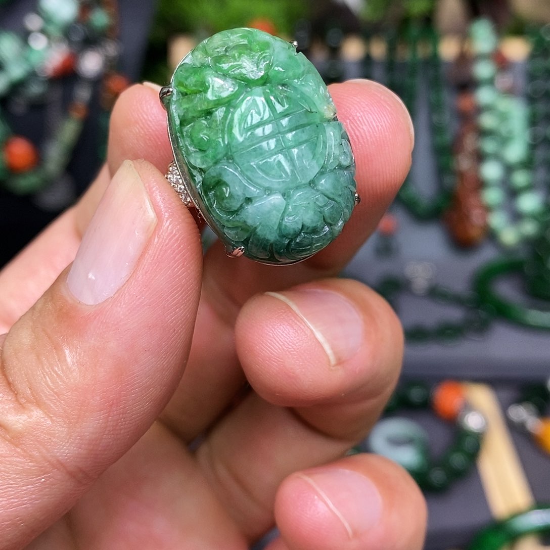 翡翠戒指未镶嵌漂亮美眉