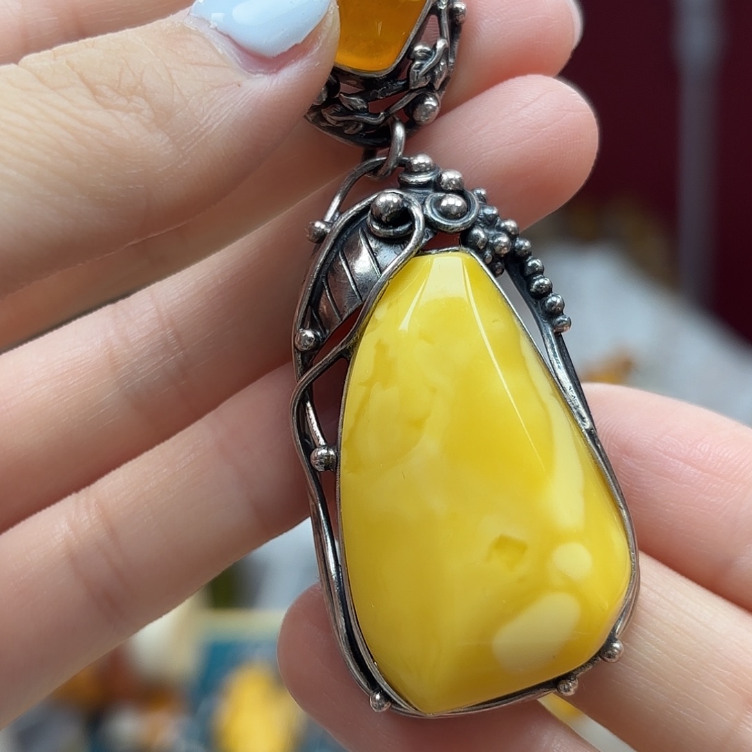 未镶嵌颈饰蜜蜡吊坠