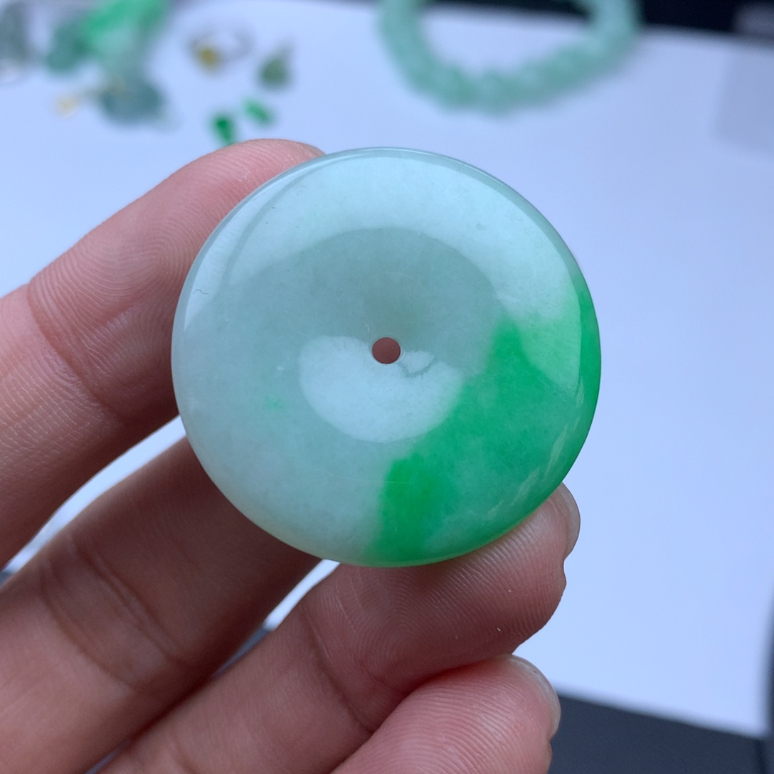 翡翠颈饰未镶嵌翡翠