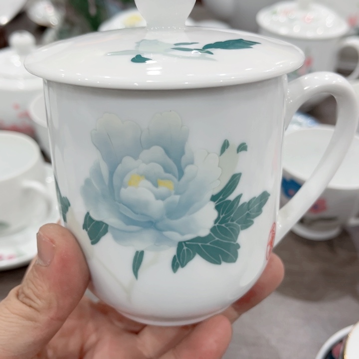 碟釉下五彩的瓷器和瓷器