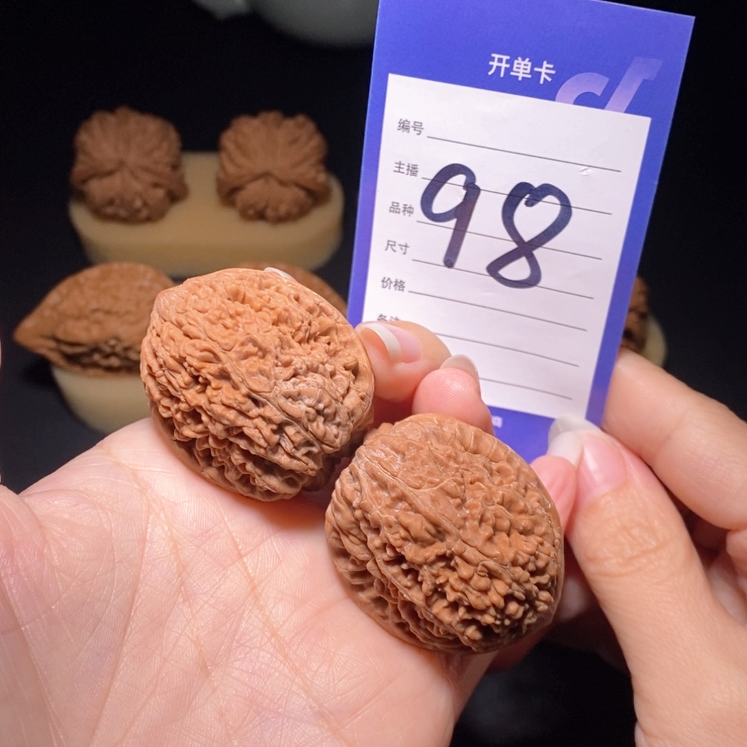 文玩核桃把件大蒜头38左右 偏远地区不发货