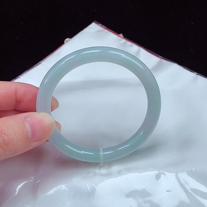 翡翠手镯未镶嵌翡翠