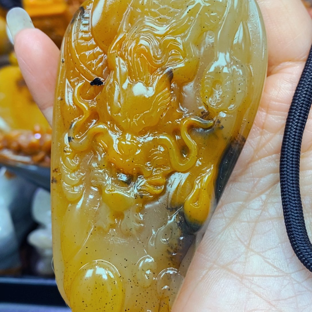 未镶嵌石英质玉（黄龙玉）项链