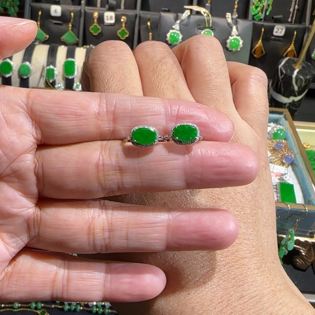 翡翠18K金镶嵌颈饰耳包